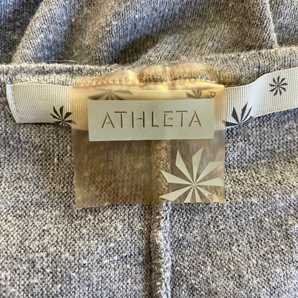 Athleta, 3/4 sleeve grey top, with scoop neck and cinched sides, size Large - Picture 4 of 4